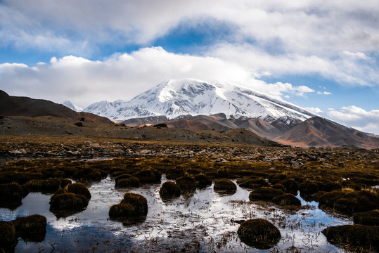 雪山倒影卡拉庫里湖