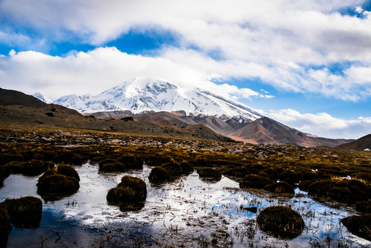 帕米爾高原雪山倒影