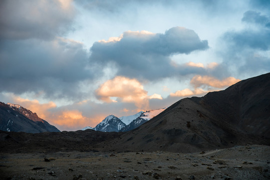晚霞雪山藍天