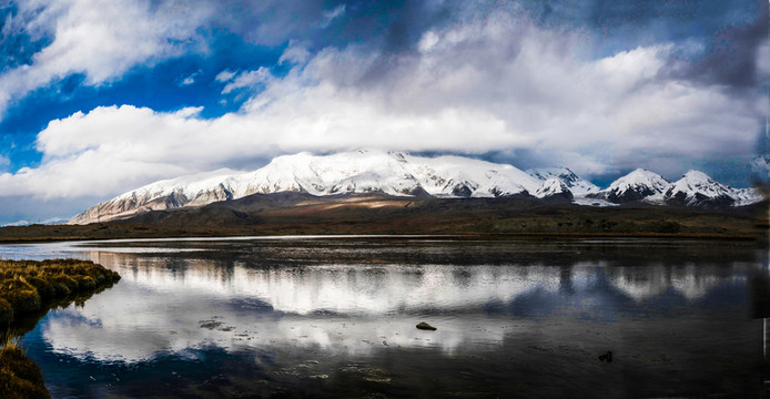 公格爾峰雪山倒影