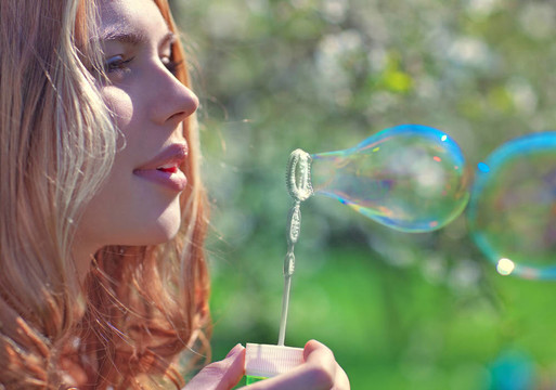 帶肥皂泡的年輕女人