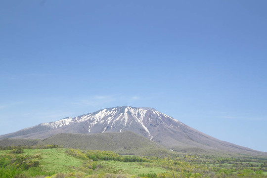 巖手山和湛藍的天空