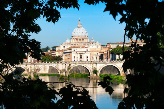 羅馬；意大利- 5月11日；2012個相框里的圣彼得大教堂；Ponte Sant Angelo和在羅