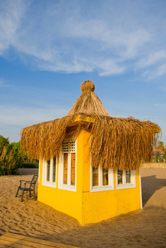 黃色的海灘小屋