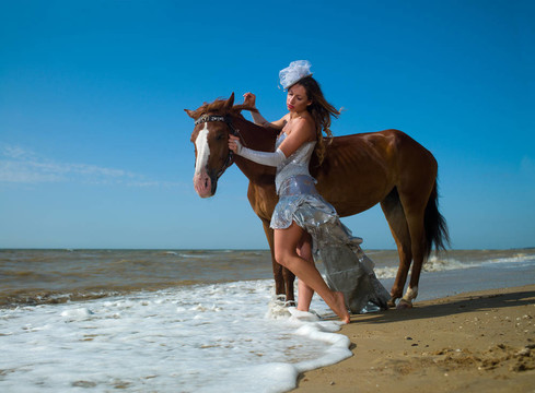 海滩上的女孩和马