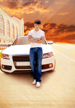 英俊男子在日落時(shí)隨便倚著白色轎車(chē)；