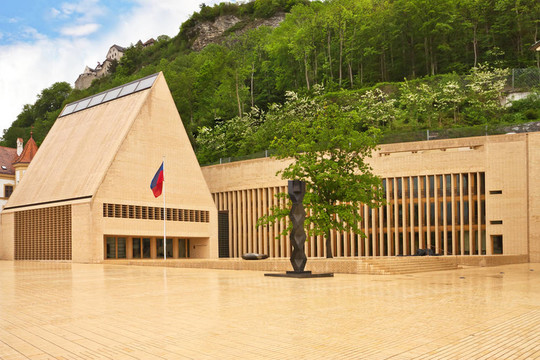 在主廣場議會建設(shè)列支敦士登。