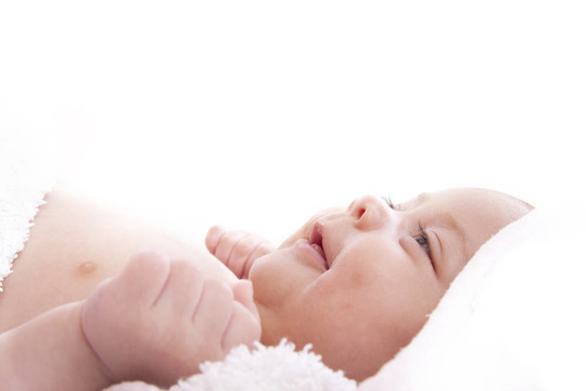 裹在毛巾里的嬰兒