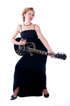 一個(gè)女人打electricguitar工作室孤立的白色背景