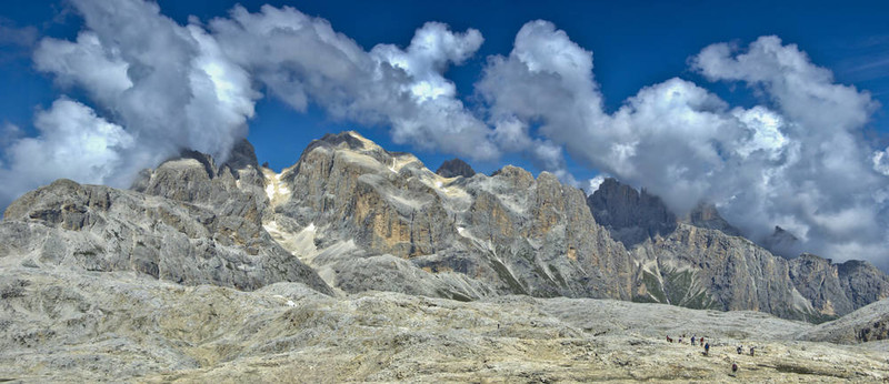 蒼白的圣馬蒂諾高地；Dolomites