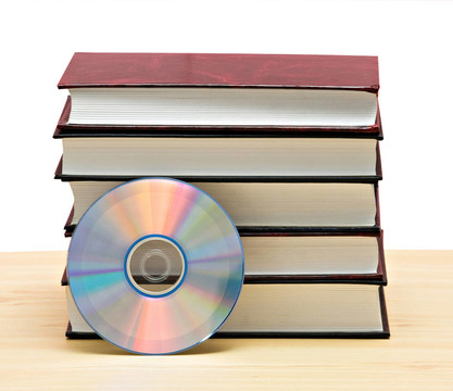 成堆的書籍和DVD光盤作為新老方法的象征