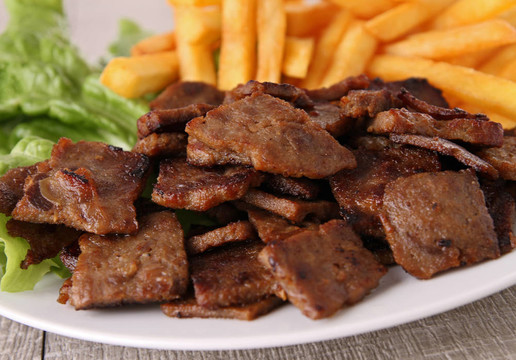 烤肉串和炸薯條