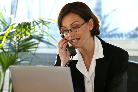 女人在辦公桌上打電話