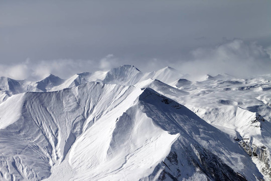 霾中的雪山