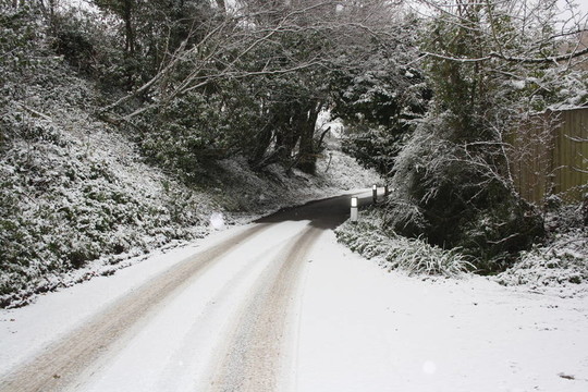 積雪的路上