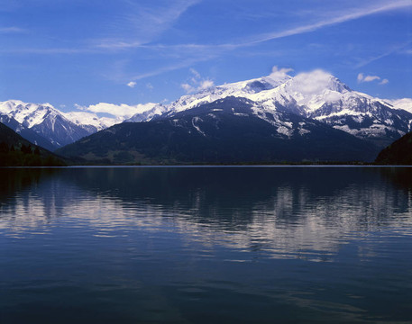 阿拉斯加的海邊山；在美國