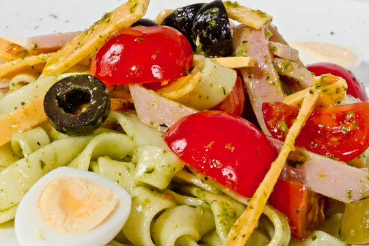 美味的面食照片（tagliatele）臘肉和西紅柿