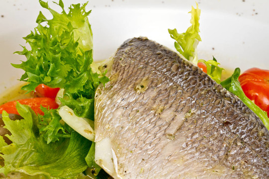 與劍魚(yú)和蔬菜魚(yú)丸湯