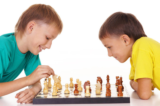男孩下棋