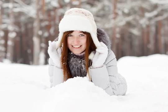 躺在雪地上的年輕女子
