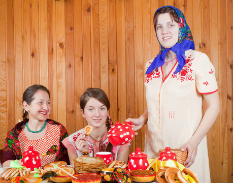 婦女吃煎餅與茶