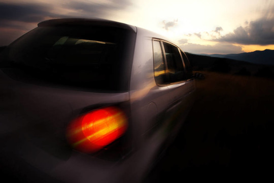 汽車在夕陽(yáng)低lighn圖像
