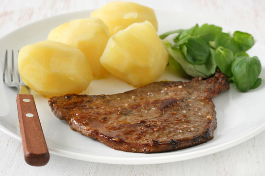 土豆炒牛肉配沙拉