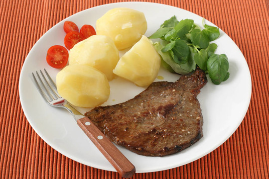 土豆炒牛肉配沙拉