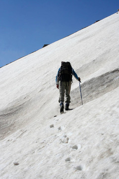 跋涉在山