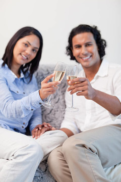 夫婦在客廳里用起泡酒慶祝