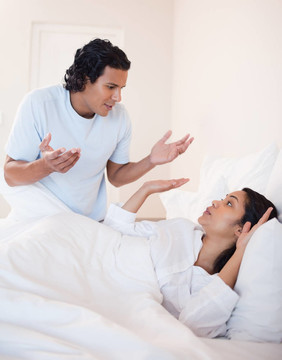 夫婦在臥室打架