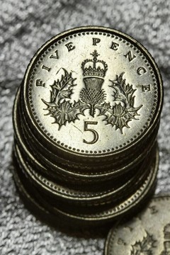 一堆五便士的硬幣