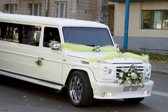 婚禮在鎮(zhèn)上開(kāi)豪華轎車(chē)