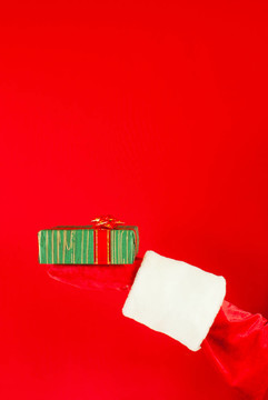 Santa手拿圣誕禮物