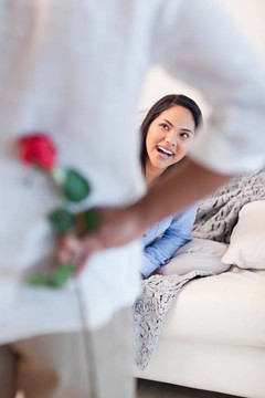 女人即將得到一朵花由她的男朋友