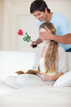一個(gè)男人向女友獻(xiàn)玫瑰花的畫(huà)像