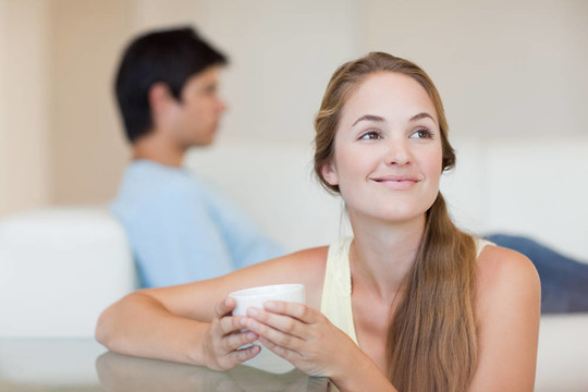 女人在她未婚夫坐在沙發(fā)上喝茶的時(shí)候