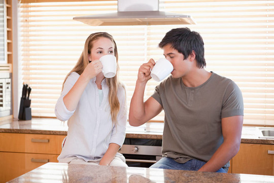 年輕夫婦喝一杯茶