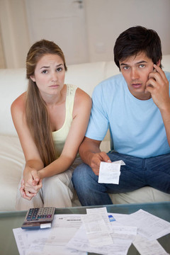 一對(duì)夫婦的畫(huà)像看著他們的收據(jù)
