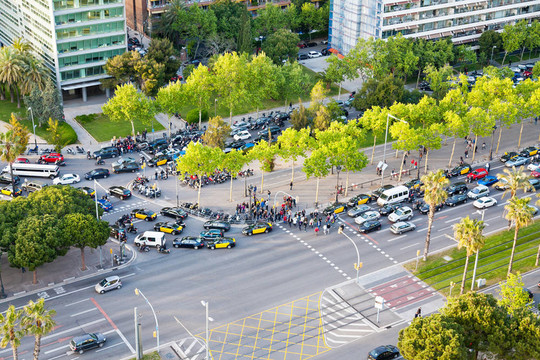 在巴塞羅那的對角大街十字路口