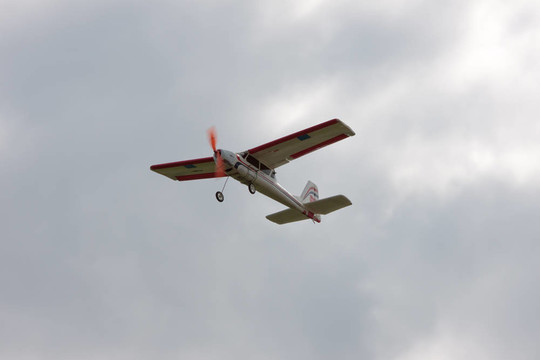 空中飛行的鋼筋混凝土模型飛機
