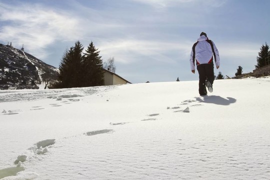 人在雪地上行走；Monte Bondon