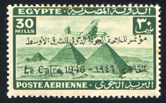 飛機(jī)在Giza Pyramids