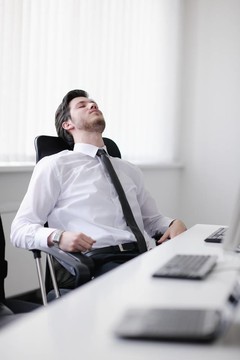 在辦公室累，降低年輕人