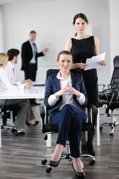 業(yè)務(wù)人員與她的工作人員在后臺(tái)