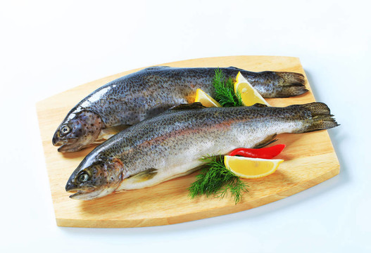 兩個新鮮的鱒魚
