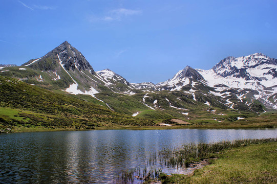 山上的湖