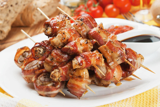 培根；雞肉和蘑菇烤肉串