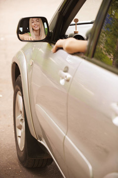 車里的年輕女人