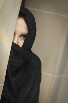 謹(jǐn)慎的伊斯蘭女人穿罩袍或niqab窗格